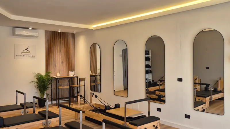 La sala della sede di Fiumicino con gli specchi ad arco e i reformer in rovere